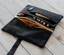 Carica l&#39;immagine nel visualizzatore di Gallery, Borsello portatabacco idrorepellente - Astuccio porta tabacco, cartine, filtri e accendino (Cerniera gialla)