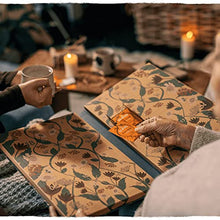 Carica l&#39;immagine nel visualizzatore di Gallery, Pukka Herbs | Calendario dell&#39;Avvento con tisane biologiche Days of Giving | Idea regalo da condividere | Eco-friendly e sostenibile | Senza cioccolato | Senza lattosio | 48 filtri | 24 gusti