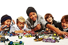 Carica l'immagine nel visualizzatore di Gallery, Hot Wheels Confezione da 5 Veicoli, Macchinine Hot Wheels in Scala 1:64 con Dettagli Autentici, Scegli tra I Temi e i Modelli e Collezionale Tutte, Giocattolo per Bambini, 3+ Anni, 01806