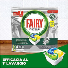 Carica l'immagine nel visualizzatore di Gallery, Fairy Platinum Detersivo Pastiglie Lavastoviglie, Brillantante, 54 Capsule Lavastoviglie, Limone, con Sistema Di Prelavaggio Integrato, Efficace nelle Sfide Difficili Contro lo Sporco