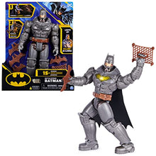 Carica l'immagine nel visualizzatore di Gallery, Batman DC Comics, Personaggio Deluxe Battle Strike 30 cm, 5 Accessori, Oltre 20 Suoni, Giocattoli da Collezionare per Bambini e Bambine dai 3 Anni in su