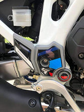 Carica l&#39;immagine nel visualizzatore di Gallery, ADESIVO RESINATO PROTEZIONE BATTI TACCO HONDA AFRICA TWIN CRF 1100 L Tricolor