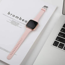 Carica l&#39;immagine nel visualizzatore di Gallery, OenFoto Sport Cinturino Fit Bit Versa &amp; Fit Bit Versa Lite Edition, Morbido Silicone Slim Thin Narrow Small Fascia Cinturino per Fit Bit Versa Smart Watch, Donna Uomo, Grande Piccolo