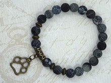 Carica l&#39;immagine nel visualizzatore di Gallery, Bracciale in agata smerigliato con ciondolo a forma di zampa lupo - Ilgrandebazar
