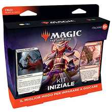 Carica l'immagine nel visualizzatore di Gallery, Magic The Gathering Kit Iniziale di 2022, 2 Mazzi Pronti Per Essere Usati, 2 Carte Con Codice Per MTG Arena (Versione Italiana), Multi, 13+
