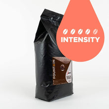 Carica l'immagine nel visualizzatore di Gallery, Fountain Caffè in grani by Segafredo 1 kg – Caffè in chicchi 100% Arabica compatibile con tutte le macchine da caffè macina chicchi. Chicchi di caffè dal gusto intenso 80% Arabica - 20% Robusta 1 KG