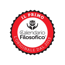 Carica l&#39;immagine nel visualizzatore di Gallery, Il Calendario Filosofico 2024, Il Primo e L&#39;Originale Calendario da Tavolo con 365 Giorni di Frasi Filosofiche, Leggi Ogni Giorno Una Frase, Ideato e Creato a Bologna, Formato A6 da 10x14 cm