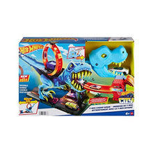 Carica l&#39;immagine nel visualizzatore di Gallery, Hot Wheels - Hot Wheels City Pista con 1 macchinina, sfreccia attraverso un loop gigante per sconfiggere il mega dinosauro, acrobatica da corsa con T-Rex, giocattolo per bambini 4+ Anni, HNP77