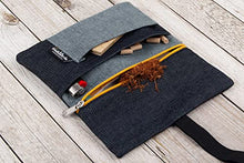 Carica l'immagine nel visualizzatore di Gallery, Portatabacco in Tessuto Jeans Denim - Astuccio Porta Tabacco Cartine Filtri, e accendino (Cerniera gialla)