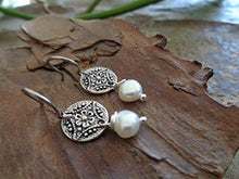 Carica l&#39;immagine nel visualizzatore di Gallery, ♥ PERLA D&#39;ACQUA DOLCE SUL DISCO PICCOLO DI FIORI ♥ Orecchini delicati e...