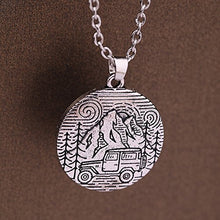 Carica l'immagine nel visualizzatore di Gallery, LIKGREAT Argento Antico Campeggio Pin Albero e Jeep Naturale Ciondolo Collana - Ilgrandebazar