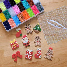 Carica l'immagine nel visualizzatore di Gallery, LIHAO 24000 Perline a Fusione, Mini Dimensioni2.6mm, Perline da Stirare 24 Colori 3 Pegboard per Il Tempo Libero Creativo, Set Gioco Creativo Natalizio Fai da Te per Bambini