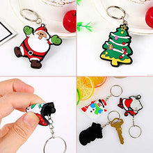 Carica l'immagine nel visualizzatore di Gallery, FLOFIA 48pz Portachiavi Natale Natalizio Giocattoli Portachiavi in PVC per Donna Uomo Bambini Portachiavi Regalo Ciondolo Ricordo per Bomboniere Festa Natale (6 Modelli)