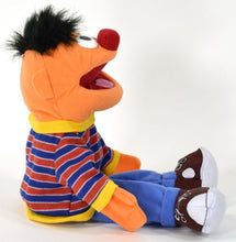 Carica l&#39;immagine nel visualizzatore di Gallery, United Labels 0.800.929 - Puppet Sesame Street Ernie, Circa 35 cm - Ilgrandebazar