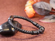 Carica l&#39;immagine nel visualizzatore di Gallery, COAI Bracciale Bolo da Uomo In Vera Pelle Intrecciata con Perle in Onice Elmo