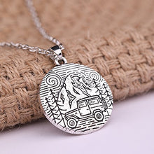 Carica l'immagine nel visualizzatore di Gallery, LIKGREAT Argento Antico Campeggio Pin Albero e Jeep Naturale Ciondolo Collana - Ilgrandebazar