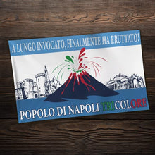 Carica l&#39;immagine nel visualizzatore di Gallery, MAGNATEVE &#39;O LIMONE Bandiera Popolo di Napoli 2023 Originale – Bandiera 90x150 cm Vesuvio Erutta – Gadget Idea Regalo Tifoso Calcio Originali – Idee Regali Divertenti per Tifosi