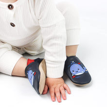 Carica l&#39;immagine nel visualizzatore di Gallery, Dotty Fish Scarpine in Pelle Prima Infanzia. Scarpe Bimbi per Primi Passi con Suola Scamosciata. Balena Blu Navy. 12-18 Mesi (21 EU)