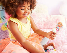 Carica l&#39;immagine nel visualizzatore di Gallery, Barbie Chelsea Moda da Favola con Una Bambolina e 3 Look Multicolore - Ilgrandebazar