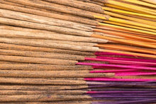 Carica l&#39;immagine nel visualizzatore di Gallery, 100 bastoncini di incenso indiano prodotti a mano, combinati in modo casuale... - Ilgrandebazar