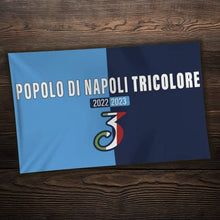 Carica l&#39;immagine nel visualizzatore di Gallery, MAGNATEVE &#39;O LIMONE Bandiera Popolo di Napoli 2023 Originale – Bandiera Campioni 90x150 cm – Gadget Idea Regalo Tifoso Calcio Originali – Idee Regali Divertenti per Tifosi