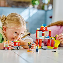 Carica l&#39;immagine nel visualizzatore di Gallery, LEGO 60375 City Fire Caserma dei Pompieri e Autopompa con Camion Giocattolo dei Vigili del Fuoco, Giochi per Bambini e Bambine dai 4 Anni, Idee Regalo