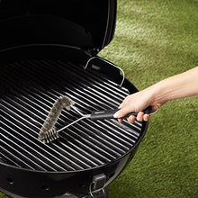 Carica l&#39;immagine nel visualizzatore di Gallery, AmazonBasics - Spazzola a 3 Lati per Barbecue, 30.5 cm
