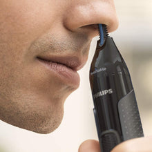 Carica l'immagine nel visualizzatore di Gallery, Philips Serie 3000 NT3650/16 - Rifinitore naso, orecchie e sopracciglia, impermeabile, rasoio per il naso con sistema di protezione, funzionamento a batteria, senza peli tirati
