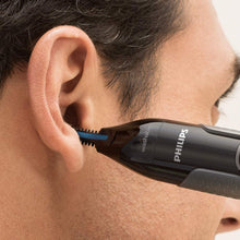 Carica l'immagine nel visualizzatore di Gallery, Philips Serie 3000 NT3650/16 - Rifinitore naso, orecchie e sopracciglia, impermeabile, rasoio per il naso con sistema di protezione, funzionamento a batteria, senza peli tirati