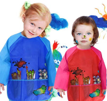 Carica l'immagine nel visualizzatore di Gallery, Natuce 2 Pezzi Grembiule da Pittura Bambini, Grembiulino Impermeabile Scuola Maniche Lunghe con 3 Tasche per Bambini 3-7 Anni , Grembiule da Gioco -- Pittura, Cucina, Scuola, casa (Giallo + Blu)