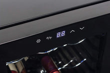 Carica l'immagine nel visualizzatore di Gallery, Cantinetta Frigo per Vini e bevande, Supporta 18 bottiglie,Porta in vetro temperato, cassetto cromato (53L)