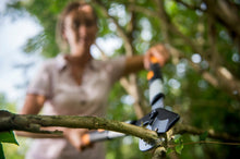 Carica l&#39;immagine nel visualizzatore di Gallery, Fiskars Troncarami telescopico con lame bypass SmartFit per legno verde, Nero - Ilgrandebazar