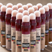 Carica l'immagine nel visualizzatore di Gallery, Maybelline New York Correttore Liquido Il Cancella Età, con Bacche di Goji e Haloxyl, Copre Occhiaie e Piccole Rughe, 02 Nude, 6,8 ml