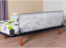 Carica l'immagine nel visualizzatore di Gallery, Safety 1st Barriera Letto, Sponda Sicurezza Ribaltabile Universale, Paracolpi anti Caduta per Bambini, per Letto singolo o matrimoniale, resistente e facile da installare, 150 x 45 cm, Bianco