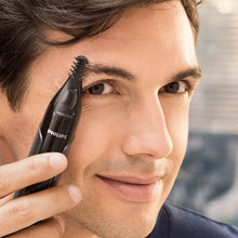 Carica l'immagine nel visualizzatore di Gallery, Philips Serie 3000 NT3650/16 - Rifinitore naso, orecchie e sopracciglia, impermeabile, rasoio per il naso con sistema di protezione, funzionamento a batteria, senza peli tirati
