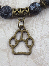 Carica l&#39;immagine nel visualizzatore di Gallery, Bracciale in agata smerigliato con ciondolo a forma di zampa lupo - Ilgrandebazar