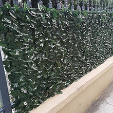 Carica l'immagine nel visualizzatore di Gallery, SIEPE Finta Artificiale Rotolo Rete Frangivista Frangivento Ornamentale con 1680 Foglie Foglia Edera finta Prato Lauro Osmantus Sintetica Anticaduta per Ringhiera Terrazzo Balcone Giardino