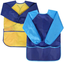 Carica l'immagine nel visualizzatore di Gallery, Natuce 2 Pezzi Grembiule da Pittura Bambini, Grembiulino Impermeabile Scuola Maniche Lunghe con 3 Tasche per Bambini 3-7 Anni , Grembiule da Gioco -- Pittura, Cucina, Scuola, casa (Giallo + Blu)