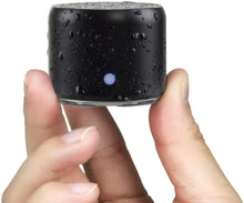 Carica l'immagine nel visualizzatore di Gallery, Con Custodia da Viaggio, EWA A106 Mini Altoparlante Bluetooth Portatile Cassa waterproof Resistente all'Acqua IP67 Riproduzione di 12 Ore Speaker Bassi Potenti per Doccia, Interni e all'Aperto(Nero)