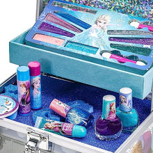 Carica l&#39;immagine nel visualizzatore di Gallery, Disney Frozen - Townley Girl Il set per il trucco cosmetico Train Case include lucidalabbra, luccichio per gli occhi, pennelli, accessori per smalto e altro