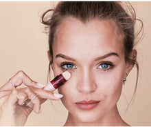 Carica l'immagine nel visualizzatore di Gallery, Maybelline New York Correttore Liquido Il Cancella Età, con Bacche di Goji e Haloxyl, Copre Occhiaie e Piccole Rughe, 02 Nude, 6,8 ml