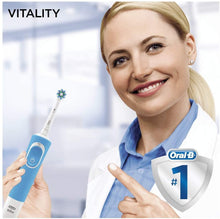 Carica l'immagine nel visualizzatore di Gallery, Oral-B Vitality 100 Spazzolino Elettrico Ricaricabile, 1 Manico Blu, 1 Testina di Ricambio CrossAction Blu Ricambio CrossAction