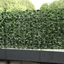 Carica l'immagine nel visualizzatore di Gallery, SIEPE Finta Artificiale Rotolo Rete Frangivista Frangivento Ornamentale con 1680 Foglie Foglia Edera finta Prato Lauro Osmantus Sintetica Anticaduta per Ringhiera Terrazzo Balcone Giardino