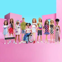 Carica l&#39;immagine nel visualizzatore di Gallery, Barbie Fashionista, Bambola Afroamericana con Top Fantasia e Gonna Lucida Rossa, Giocattolo per Bambini 3+ anni, FXL56