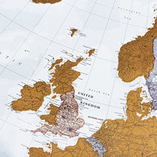 Carica l'immagine nel visualizzatore di Gallery, Maps International - Poster con mappa da grattare, edizione Europa –...