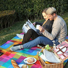 Carica l'immagine nel visualizzatore di Gallery, SONGMICS GCM61C, Coperta da Picnic, in Pile, Impermeabile Unisex-Adult, Quadrati Rossi + Blu, 195 x 150 cm