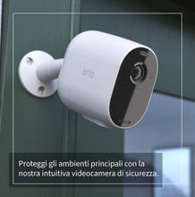 Carica l'immagine nel visualizzatore di Gallery, Arlo Essential Spotlight, Telecamera di videosorveglianza WiFi senza fili, con faro e allarme, Visione Notturna a Colori, 1080p, Audio, non richiede Base, 90 giorni di Arlo Secure inclusi, Bianco