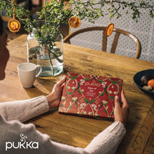 Carica l'immagine nel visualizzatore di Gallery, Pukka Herbs | Calendario dell'Avvento con tisane biologiche Days of Joy | Idea regalo | Eco-friendly e sostenibile | Senza cioccolato | Senza lattosio | 24 filtri, Rosso, 69639960