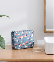 Carica l'immagine nel visualizzatore di Gallery, OrgaWise Borsa da toilette da viaggio Borsa da viaggio pensata da viaggio Borsa cosmetica da donna per trucco da donna invia una borsa impermeabile drwasrting Blu-margherita