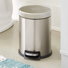 Carica l&#39;immagine nel visualizzatore di Gallery, AmazonBasics - Pattumiera rotonda con chiusura silenziosa, 5 l 5 l, Satin - Ilgrandebazar